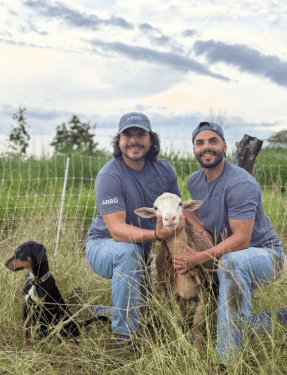 Fundadores del Rancho Arru en el campo con oveja