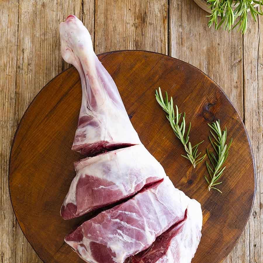 Pierna de cordero asada en rebanadas